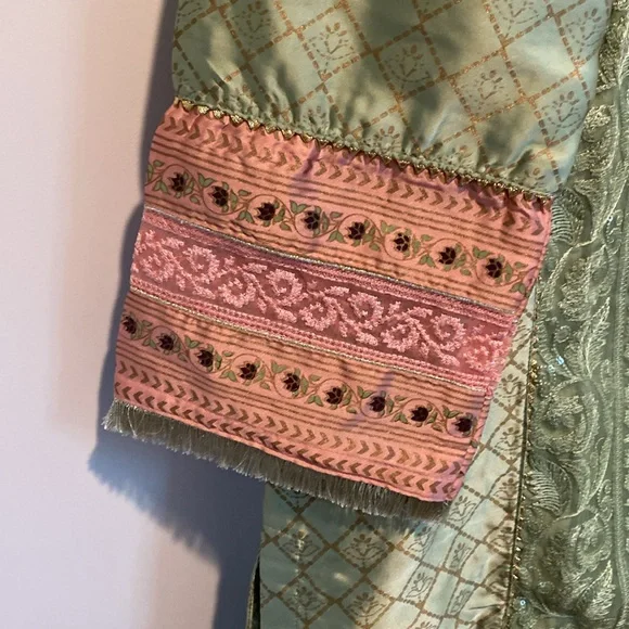 Green and pink kurti with gold pants. - Picture 3 of 12